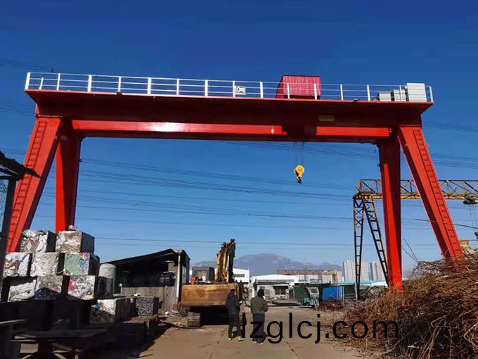 雙(shuang)樑(liang)門(men)式(shi)起(qi)重機